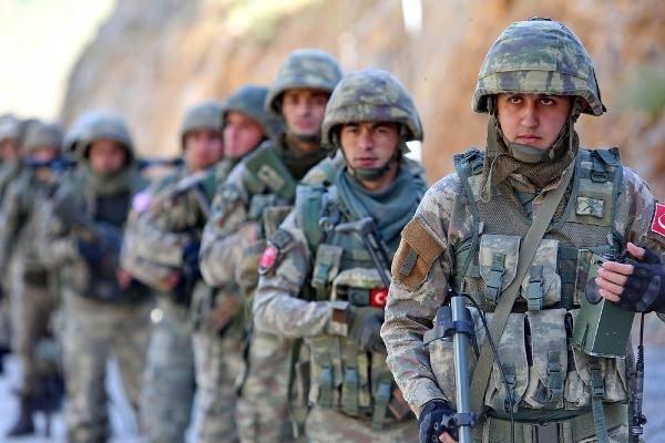 <p><strong>TERÖRİSTLERİN TEKRAR MAĞARALARDA KONUŞLANMASINI ÖNLÜYORLAR </strong></p>

<p>Mağara girişine gelen askerler, ilk olarak roket atar ve bombaatarlar ve el bombaları ile mağaraya atışlar yaptı. </p>
