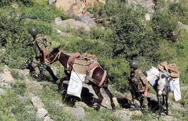 <p>Daha sonra mağaranın sağ ve sol tarafına konuşlanan askerler kontrollü bir şekilde mağaranın içine girdi. Mağarada yapılan aramalarda faaliyetlerinde terörist unsurlara rastlanmadı. </p>