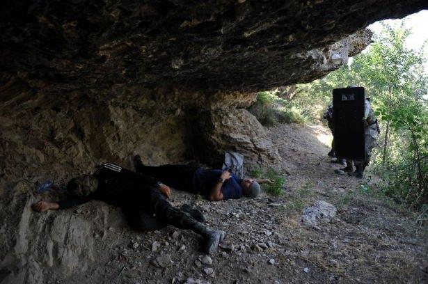 <p>Mağarada kalan ve teslim olmayan teröristler için timdeki komandolar tarafından mağaraya gaz bombası atıldı. Düzenlenen operasyonda 2 terörist ölü ele geçirildi.</p>