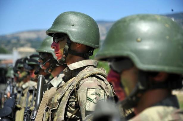 <p>Teröristlerin bulunduğu belirtilen mağaraya gelerek gerekli tedbirleri alan "Boralar", mağaradaki teröristlere yaptıkları teslim ol çağrısı sonucu, 2 teröristi silahlarıyla ele geçirdi.</p>
<p> </p>
