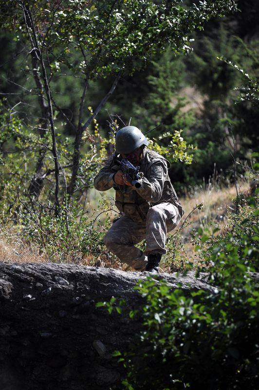 <p>Pusu ve pusudan kurtarılma eğitimlerinde de üstün başarılar gösteren komandolar, spor ve atışlardaki performanslarıyla da dikkat çekti.</p>
<p> </p>