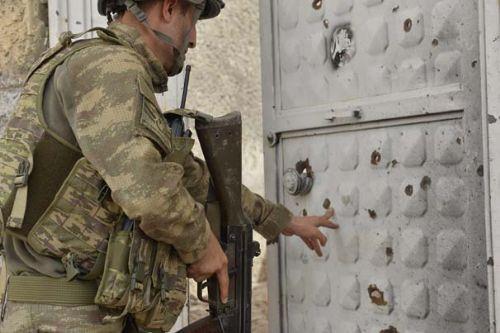 <p><strong>Nusaybin'de bölücü terör örgütü üyelerince kazılan çukurların kapatılması, kurulan barikatların kaldırılması ve tuzaklanan patlayıcıların bertaraf edilmesiyle kamu düzeninin yeniden tesisine yönelik operasyon devam ediyor.</strong></p>
