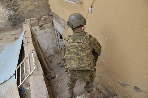 <p><strong>Suriye sınırına ulaşmak için kazılmaya başlanan tünelde, yoğunlaşan operasyon dolayısıyla ancak 20 metre ilerlenebildi. İlçede bulunan dağ kadrosundaki teröristlerin Kandil'den gelen talimat doğrultusunda tüneli kullanarak Nusaybin'den kaçmalarının planlandığı belirlendi.</strong></p>