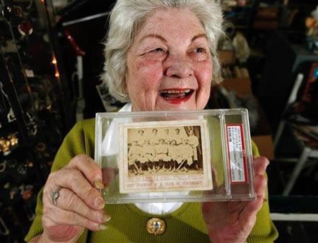 <p><strong>Bodrumunda 140 Yıl &Ouml;ncesinden Kalma Beyzbol Kartı Bulan Kadın</strong><br />72 yaşında olan Kaliforniyalı Bernice Gallego, evinin bodrumunda Amerika'nın ilk profesyonel beyzbol takımının kartını buldu. Eğer arkadaşı duruma m&uuml;dahale etmeseydi, 1869 Cincinnati Red Stockings kartını internet &uuml;zerinden 10$'a satacaktı. Kartın &ouml;n&uuml;nde t&uuml;m takımın jelatin-g&uuml;m&uuml;ş, sepya bir fotoğrafı var. Arka kısımda ise New York spor malzemeleri &uuml;reticisi Peck & Snyder'ın kırmızı-beyaz reklamı bulunuyor. Ger&ccedil;ekliği kanıtlanan kartın &ouml;n y&uuml;z&uuml; nispeten &ccedil;izilmemişti. 19. y&uuml;zyıldan kalan kart a&ccedil;ık arttırma ile 75,285$'a satıldı.&nbsp;</p>