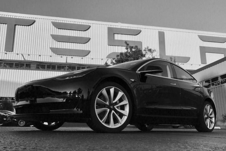 <p>Tesla'nın kurucusu Elon Musk, dört kapılı tam elektrikli Tesla Model 3'ün ilk fotoğraflarını kendi sosyal medya hesabından paylaştı.</p>
