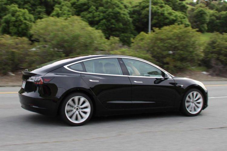 <p>Elektrikli otomobil üreticisi Tesla'nın merakla beklenen ve Model 3 ismini verdiği elektrikli arabasının ilk üretimini yapıldı ve fotoğrafları gün yüzüne çıktı. Elon Musk, fotoğrafları kendi Twitter hesabından takipçileri ile paylaştı.</p>
