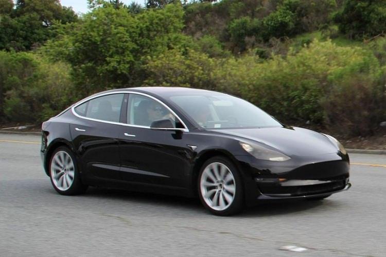 <p>Tesla Model 3'ün tanıtımı geçtiğimiz yıl yapılmış ve yaklaşık 500 bin ön sipariş almıştı. Merakla beklenen araç 28 Temmuz'dan itibaren ABD'de satışa sunulacak.</p>
