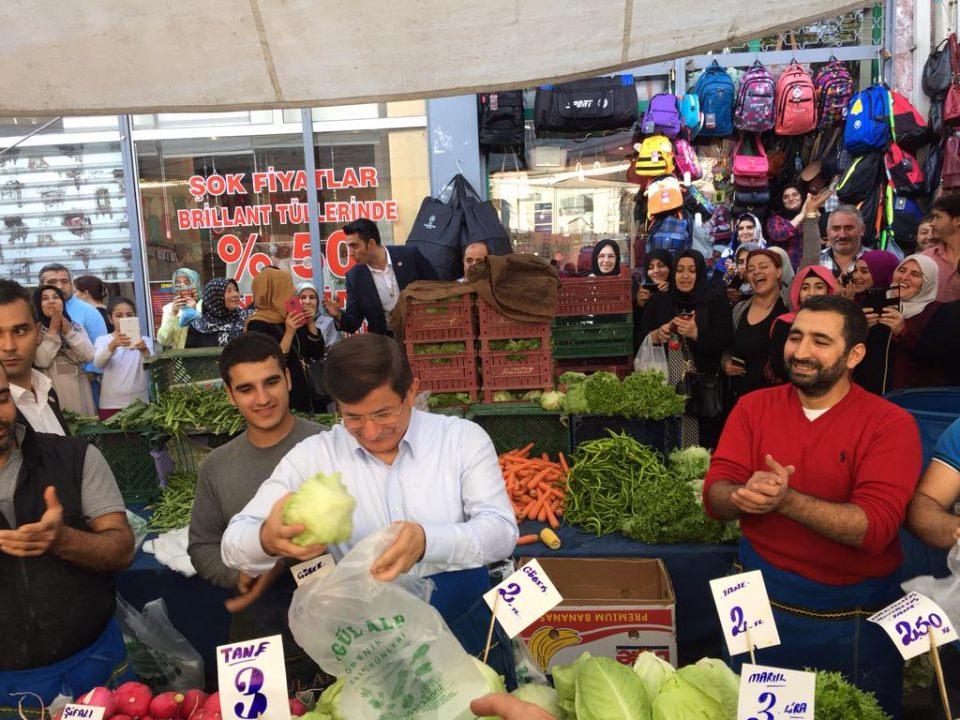 <p>Pazarcı esnafıyla birlikte limon satan Başbakan'ı görenler gözlerine inanamadı. Davutoğlu sabah da namaz kıldığı Eyüp'te gazetecilere simit ikram etmişti.</p>
<p> </p>