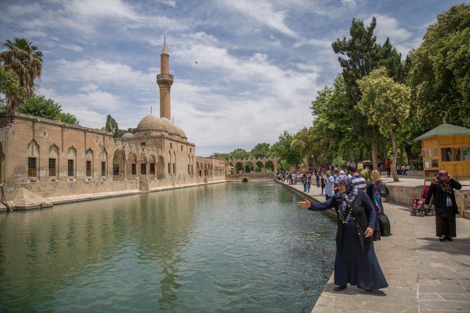 <p><strong>Bu dönem hareketli olacak </strong></p>

<p>Bölgesel Turist Rehberler Odası Başkanı Müslüm Çoban, AA muhabirine yaptığı açıklamada, son yıllarda bölgede turizm sezonlarının durgun geçtiğini ancak bu sezon hareketli bir dönem geçirdiklerini belirtti. </p>
