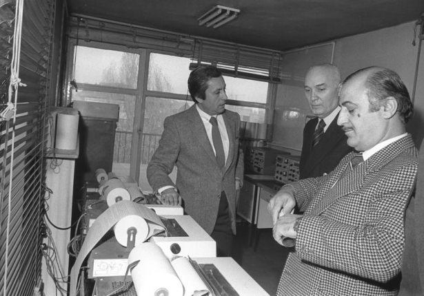 <p> 1981 Ocak ayında AA'nın yeni Genel Müdürü Cevdet Tanyeli'ye (sol 2), AA eski Genel Müdürü Atilla Onuk (solda) servisleri tanıtırken... AA Teknik Servis Müdürü Nihat Eyüboğlu (sağda).</p>

