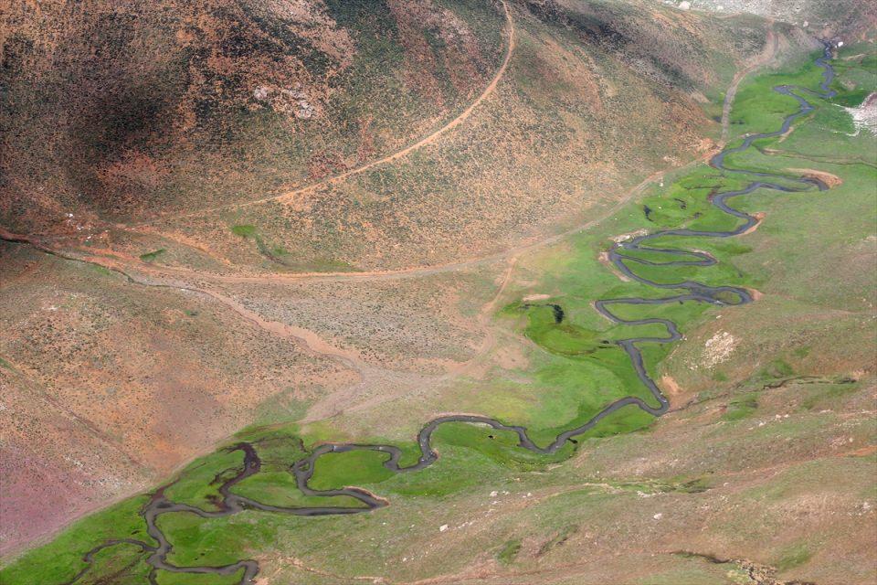 <p>Hakkari'nin yüksek dorukları, akarsuları, ovaları, tarım arazileri, yeşillik alanları, yolları, mahalle ve köyleri, metrelerce yükseklikten helikopterle kuş bakışı görüntülendi.</p>

<p> </p>
