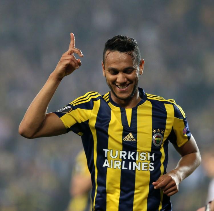 <p>Olayları İstanbul'daki evinden takip ettiğini belirten ve Brezilya Gazetesi Globo'ya açıklamalar veren Josef De Souza, "Şu ana kadar bi helikopter sesi duyuyorum, şiddetli ses duyuyorum, olayları televizyondan izliyorum; sokakta inanılmaz bir gerginlik var, bu bir çılgınlık, savaş iklimi var. Neler olduğuna dair hiçbir şey bilmiyoruz, evimdeyim. Bir Kulübümüz talimat verdi, evlerimizden çıkmıyoruz" dedi.</p>
