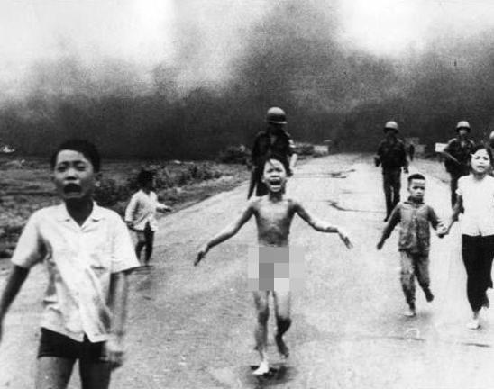 <p>1972 Ut Cong Huynh</p>

<p>Güney Vietnam uçaklarının bir köyün ortasına yanlışlıkla düşürdüğü napalm bombası geride bu görüntüleri bıraktı. Üzerindeki elbiseleri yanan ve "Çok sıcak" diye bağıran bu küçük kız bu acı anı yüzünden daha sonra ünlü oldu. Yaşadığı bu dehşetin üzerinden yıllar geçti ama o anı hiç unutamadı. Ödül Huynh'e Pulitzer kazandırdı.</p>
