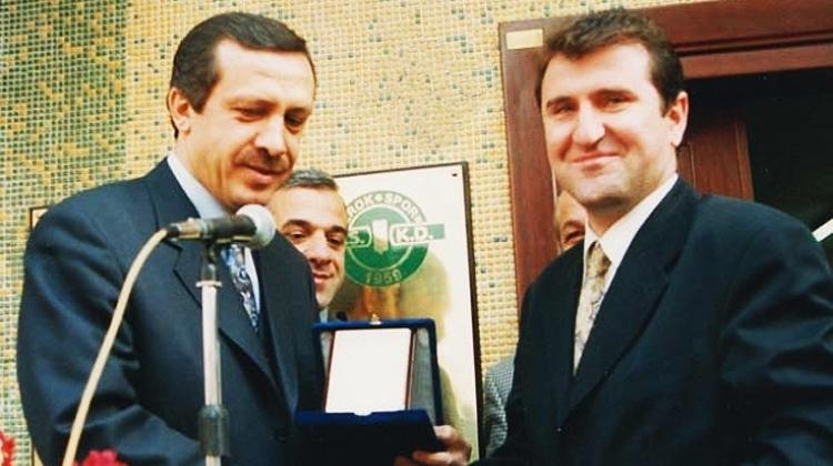 <p><strong>Recep Tayyip Erdoğan ile tanışmam hayatımın dönüm noktası oldu</strong></p>

<p>Recep Tayip Erdoğan, mahallemizin futbol takımında oynuyordu ve herkes tarafından çok seviliyordu. Siyasetin içinde aktif olarak yer alıyordu. Bana sporculuğu ve siyaseti sevdiren ve bir yaşam tarzı olarak benimsememe neden olan en önemli kişidir.</p>

<p> </p>
