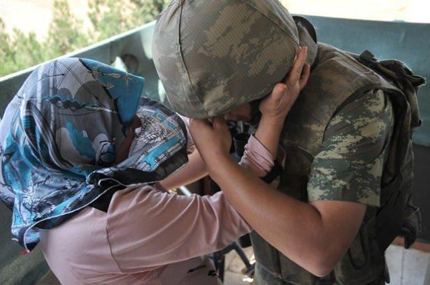 <p>Piyada Er Sırrı Kistik'in babası Salih ise oğlunun tezkeresine 15 gün kaldığını ifade ederek, "Üç aydır oğlumu görmüyordum çok mutluyum. Allah devletimize zeval vermesin. Vatana hayırlı bir evlat yetiştirdiğim için çok mutluyum" dedi.</p>

<p> </p>
