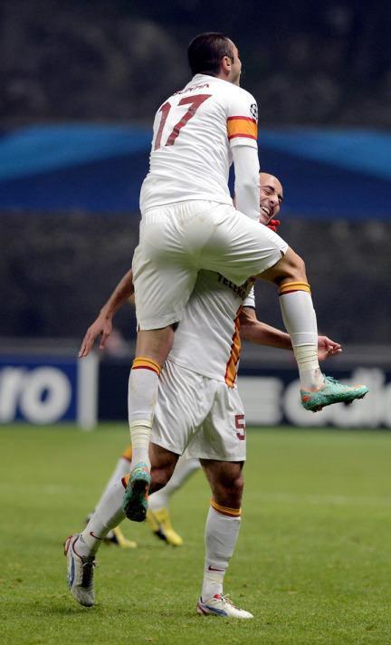 @8secsbfrsunrise ---  TDK'ya basvuralim, Mutluluk'un tanimina Galatasaray'i ekletelim.