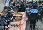 Hakkari'de polis bin kişiye aşure dağıttı