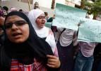 Mısırlı &ouml;ğrenciler ve kadınlar sokaklarda