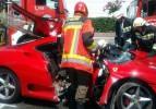 Ferrari ortadan ikiye ayrıldı