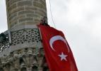 Minarede T&uuml;rk bayraklı protesto
