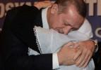 Fatma nine Başbakan'ın boynuna sarıldı