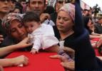 Şehit babanın tabutuna son dokunuş