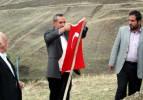PKK'lı oğlunun mezarına Türk bayrağı dikti