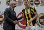 Robin Van Persie imzayı attı