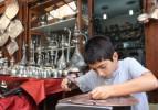 13 yaşındaki bakır ustası g&ouml;renleri şaşırtıyor