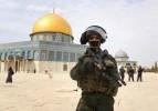 İsrail askerleri Mescid-i Aksa'yı bastı