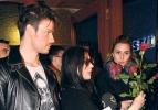 Hande Yener muhabirlere çiçek verdi