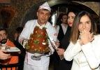 İbrahim Tatlıses Derya Tuna'ya çiğköfteden yapılmış pasta gönderdi