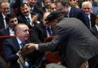 Erdoğan 'poşu' taktı, salonda fotoğraf yarışı