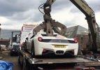 Ferrari’si parçalandı