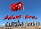 9 şehit verilen tepeye 9 Türk bayrağı dikildi