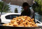 Pakistan'da iftarın vazge&ccedil;ilmezi: Samosa