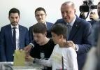 Sandığa güller dağıtarak gitti! 
