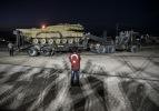 Obüs ve tanklar İdlib sınırında