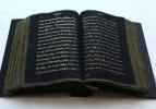 Azerbaycanlı ressam Kur'an-ı Kerim'i ipek sayfalara yazdı