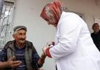 Hastaneye gidemeyen vatandaşlar i&ccedil;in tarlada sağlık hizmeti