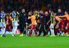 Derbi bitti ortalık karıştı! Yumruk yumruğa kavga!