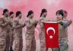 Kadın askerlerin gösterileri nefes kesti