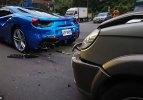 Yoksul genç 4 Ferrari'ye çarptı