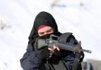 Afgan kadın polisler zorlu kış koşullarında mesleğe hazırlanıyor