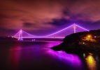 İstanbul'da köprüler mora büründü