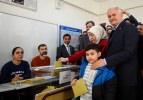 Siyasiler oy kullanmak için sandık başına koştu