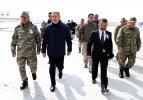Bakan Akar ve komutanlar sınırda