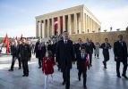 Bakan Selçuk ve çocuklar Anıtkabir'de