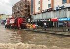 Pendik'te yollar göle döndü! Araçlar mahsur kaldı...