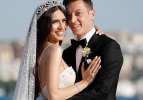 Mesut Özil ile Amine Gülşe balayında misafir ağırlıyor!